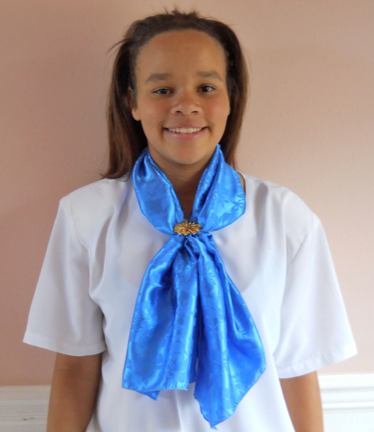 Schal in Hellblauen Rosen Und Blauem Hintergrund. Der Hat Einen Schönen Schimmer, Um Jedes Outfit Aufzuhellen. Toll Für Ein Teen Oder Frauen Geschenk von patscrafts