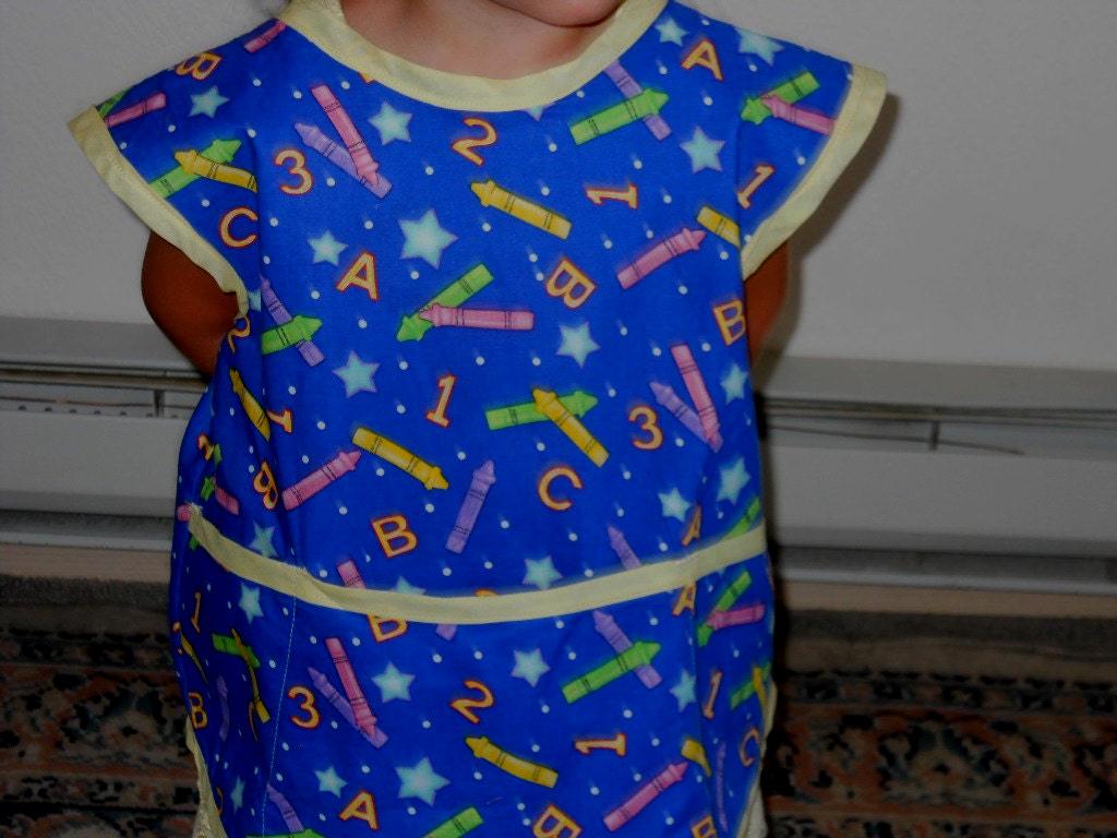 Schulschürze Mit Blauem Hintergrund, Stiften, Lineal, Sternen Und Farbbuntstiften. Größe 4 Junge Oder Mädchen Bastelschürze Gelbem Rand. Ein von patscrafts