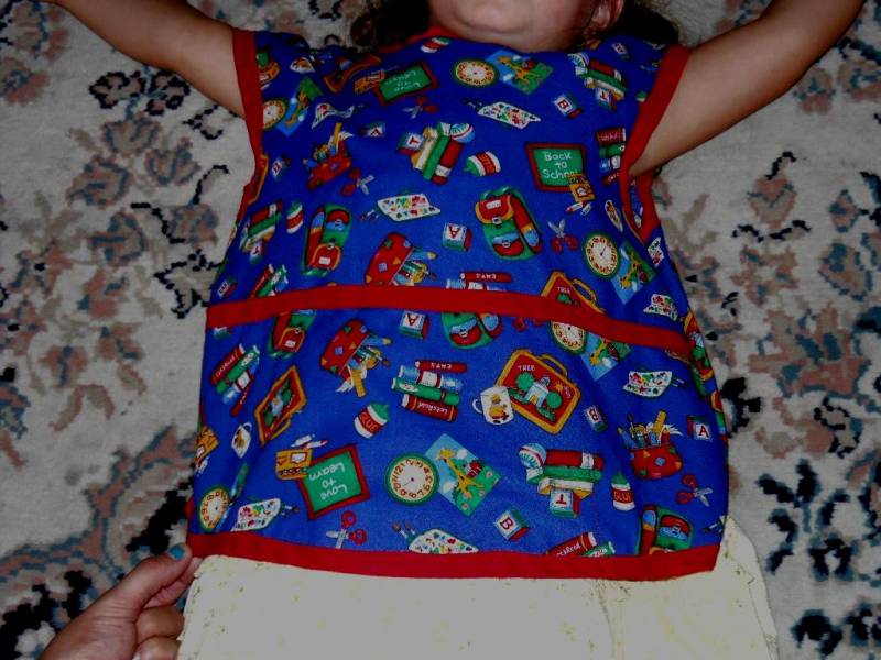 Schulschürze in Größe 44. Blau Mit Büchern, Tafel, Uhr, Schere, Rucksack, Bauklötze Usw. Ein Tolles Geschenk Für Die Vorschule, Oder Zuhause von patscrafts