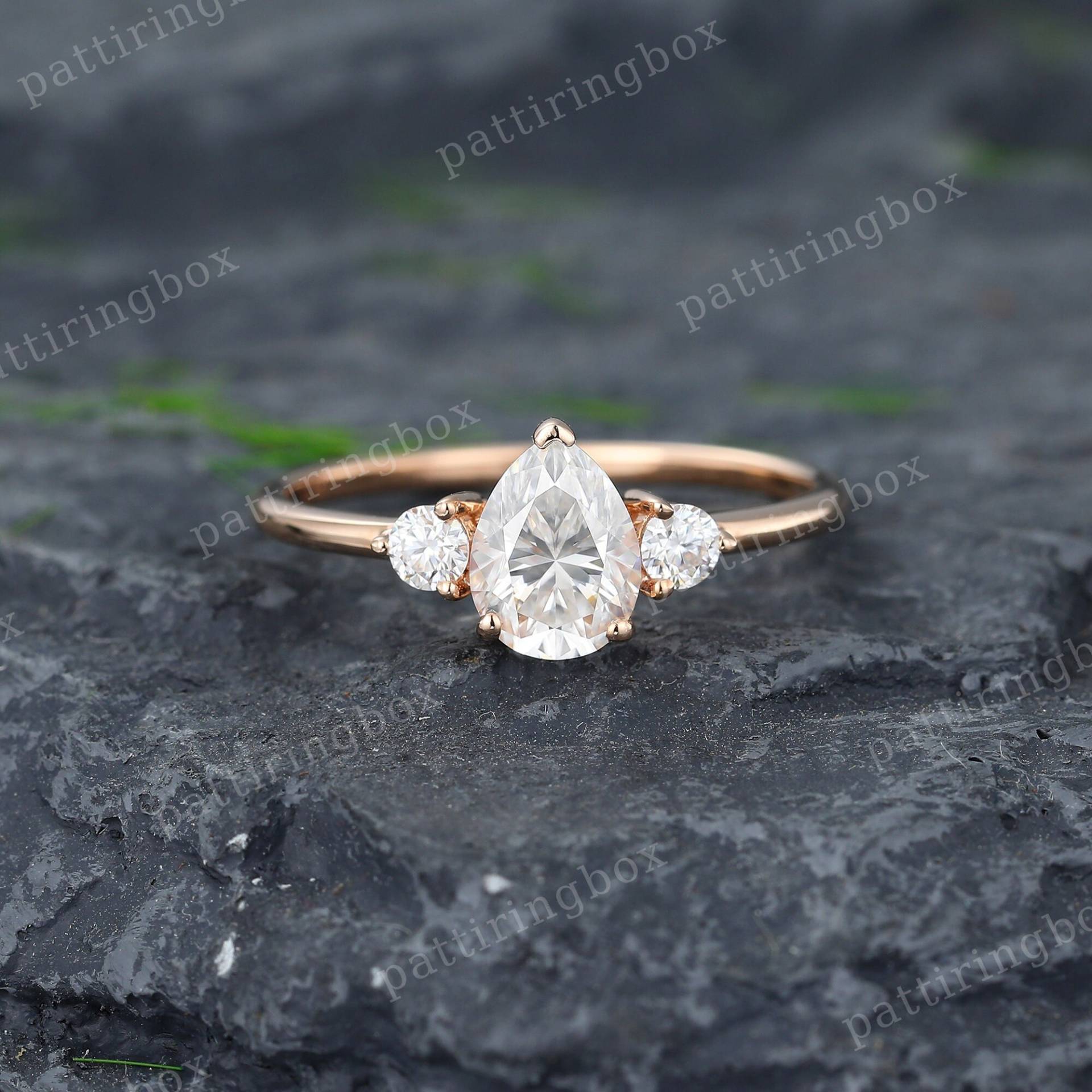 Birne Moissanite Verlobungsring Vintage Rose Gold Drei Stein Hochzeit Ring Zierliche Braut Jahrestag Versprechen Ring von pattiringbox