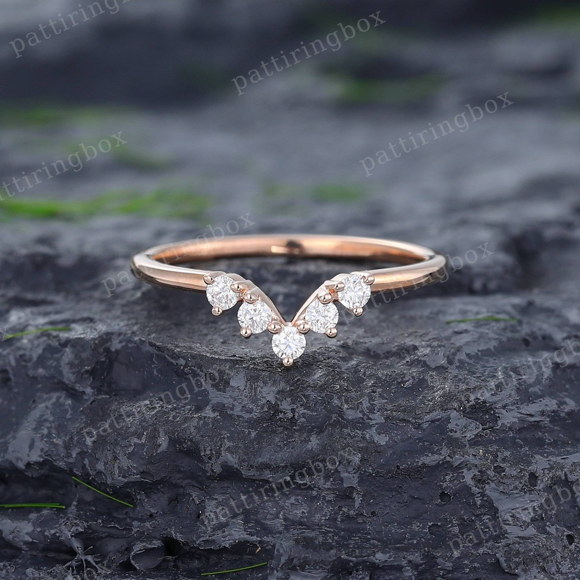 Chevron Ehering Unikat Moissanite | Diamant Rose Gold Geschwungenes Hochzeitsband Art Deco Passendes Stacking Band Vintage Promise Für Frauen von pattiringbox