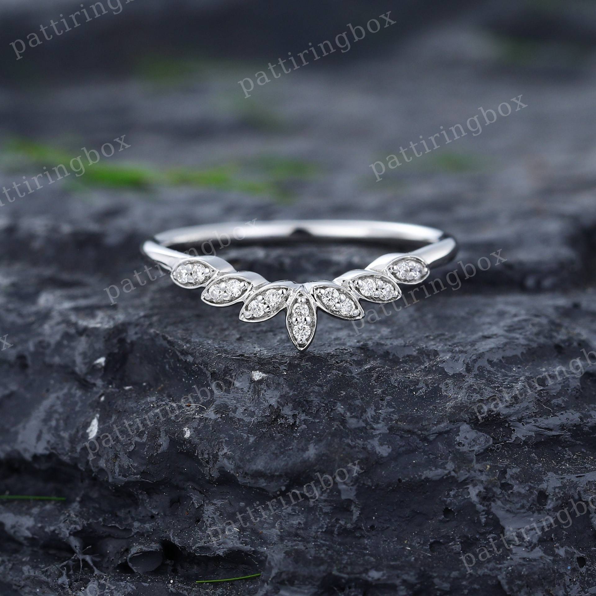 Geschwungener Ehering Unikat Weißgold Diamant Art Deco Zierliche Passende Stapelring Vintage Versprechen Jubiläum Ring von pattiringbox