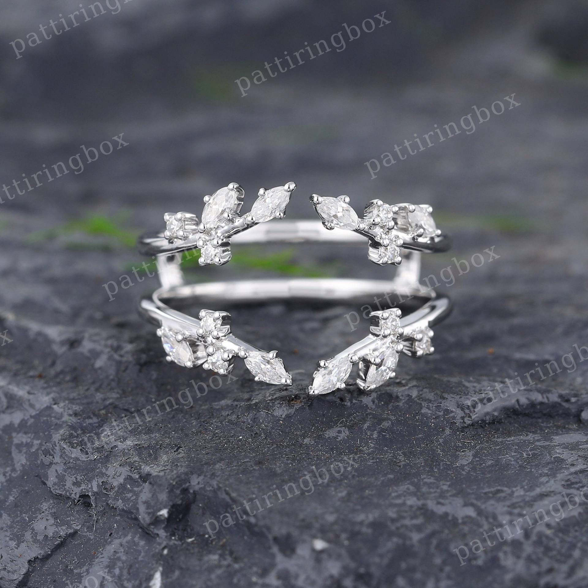 Marquise Curved Ehering Ring-Enhancer Unikat Moissanite Weißgold Doppel Art-Deco Cluster Matching Stacking Band Versprechen von pattiringbox