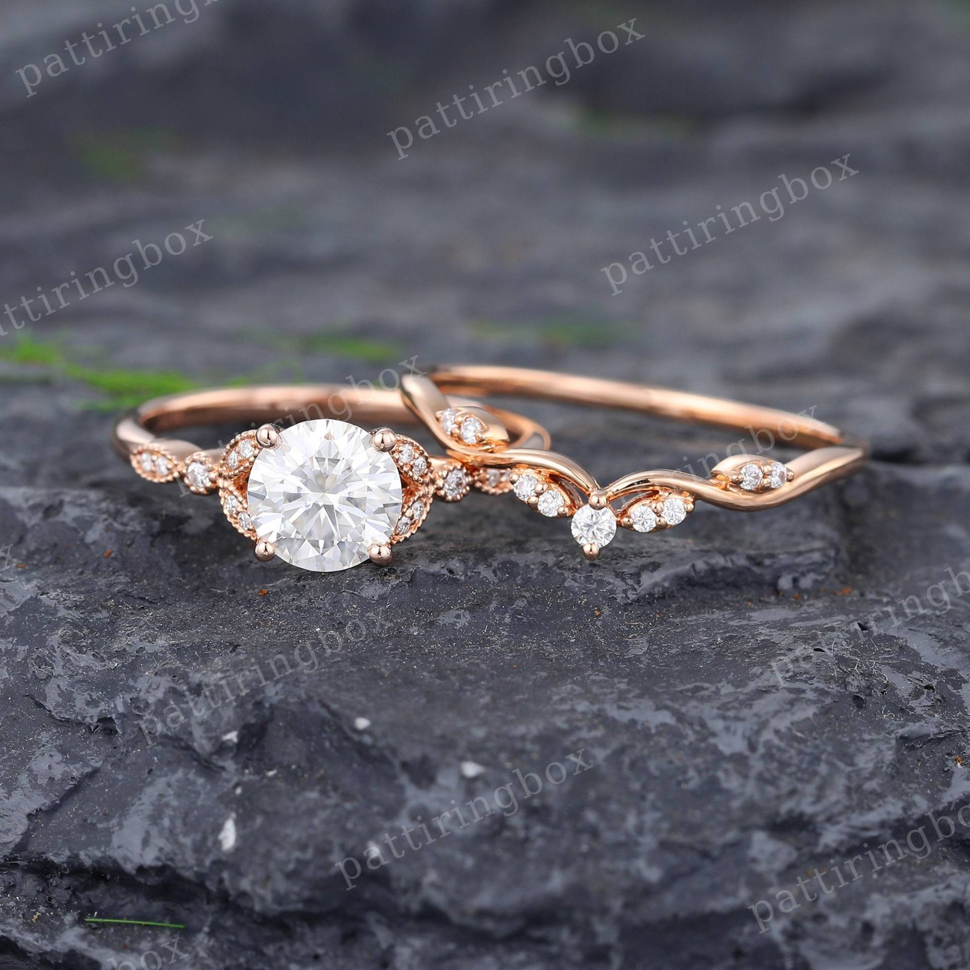 Moissanite Engagement Ring Set Rose Gold Vintage Bridal Diamond Milgrain Wedding Curved Anniversary Promise von pattiringbox