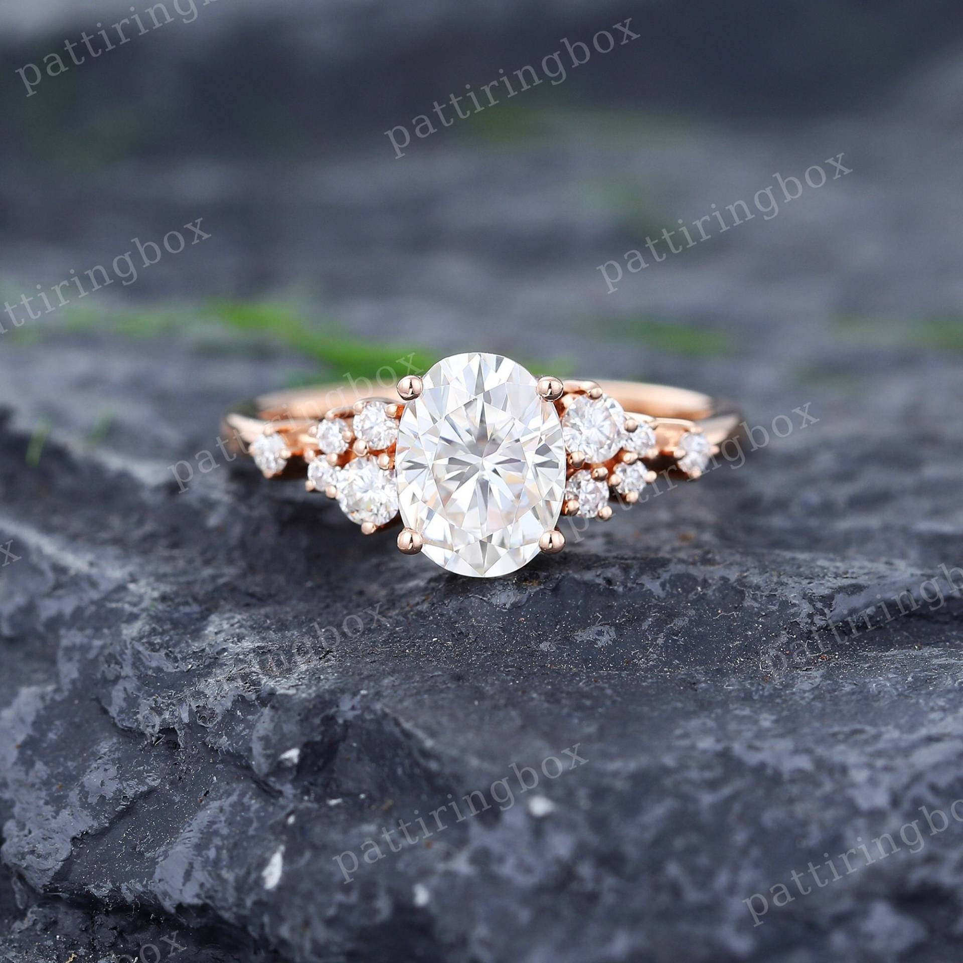 Ovaler Moissanit Verlobungsring Vintage Roségold Art Deco Diamant Cluster Ring Einzigartiger Hochzeitstag Versprechensring von pattiringbox