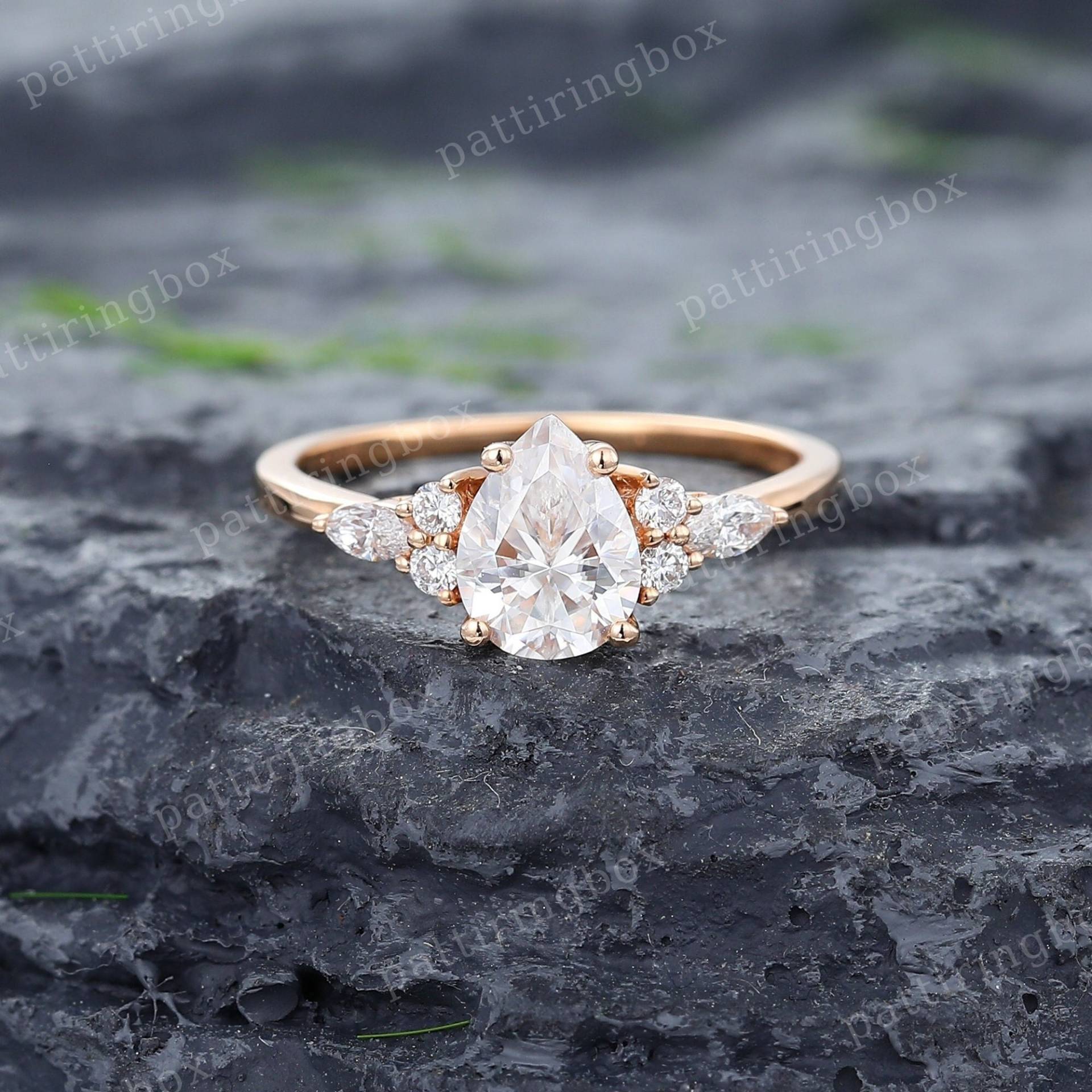 Pear Cut Moissanite Verlobungsring Vintage Rose Gold Einzigartiger Marquise Diamant Cluster Ring Brautjubiläum Versprechen Ring von pattiringbox