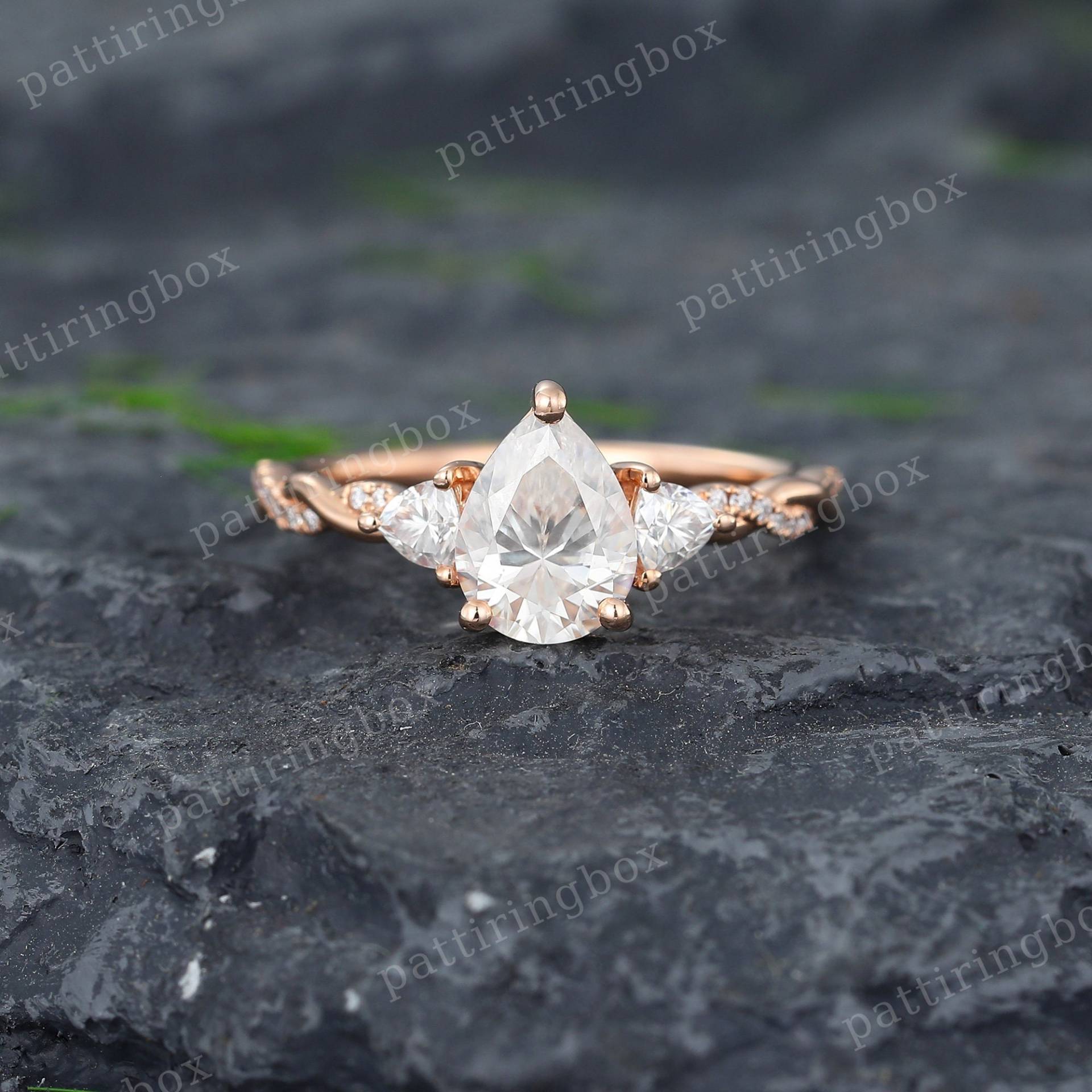 Pear Moissanite Verlobungsring Vintage Rose Gold Trillion Cut Diamond Ring Einzigartige Braut Twisted Jubiläum Versprechen Ring von pattiringbox