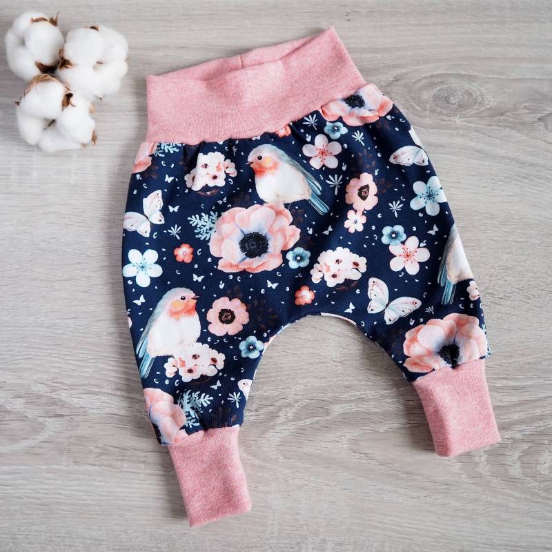 Pumphose Baby Rotkehlchen Vögel Blumen Mädchen Jersey Dunkelblau Rosa Schmetterlinge von paulchens