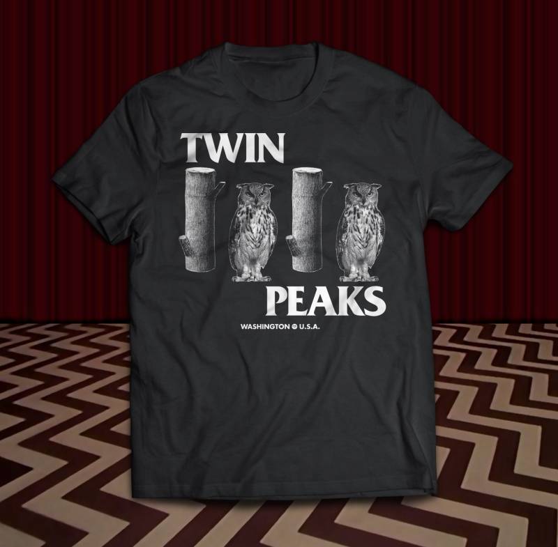 Twin Peaks Washington Flagge Owl Log Kurzarm Unisex T-Shirt von pckpcktco