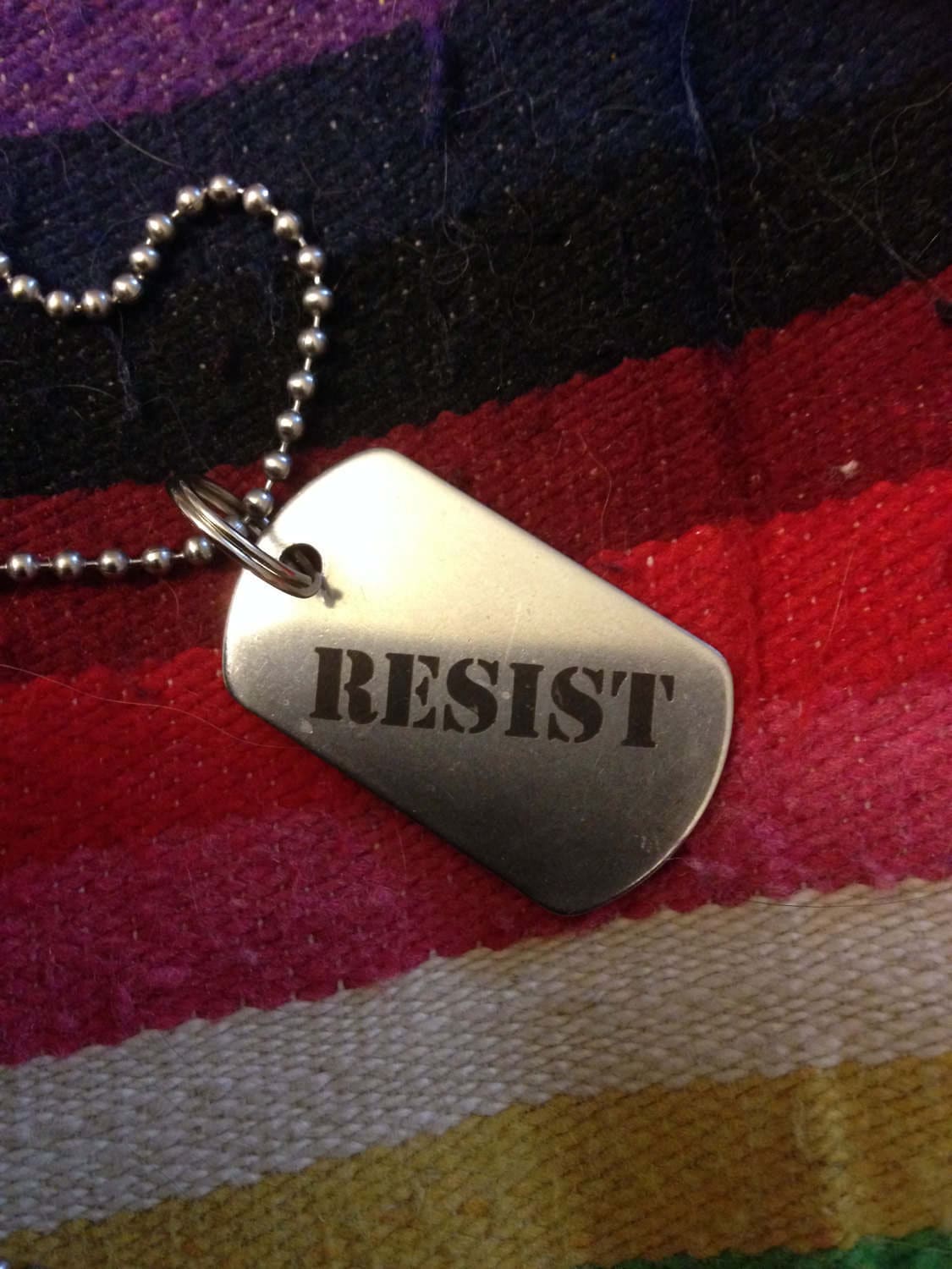 Resist Hundemarken Im Militärstil Aus Edelstahl. „Silence Is Consent" Auf Der Rückseite. Schließt Euch Dem Widerstand An von peacemugs