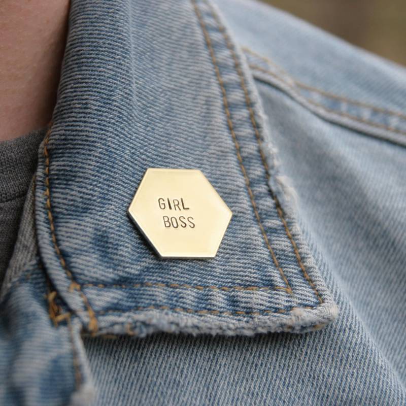 Girl Boss Messing Sechseck Pin | Babe Mädchenbande Frauenpower Feministisch Frau Die Zukunft Ist Weiblich Handgestempelt Anstecknadel Girl Boss Messing Sechseck Pin | Babe Mädchenbande Frauenpower Feministisch Frau Die Zukunft Ist Weiblich Handgestempelt Anstecknadel von peachtreelane