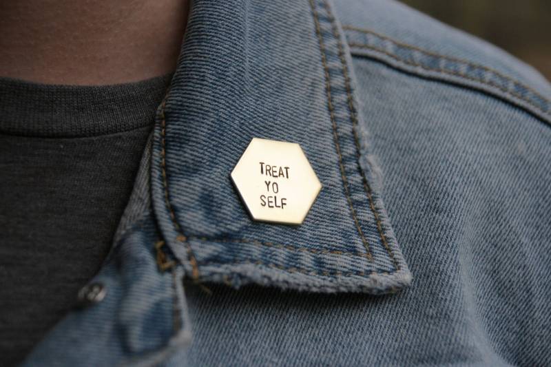 Gönnen Sie Sich Selbst Messing Sechseck Pin | Ron Swanson Gold Mädchen-Wochenende Einkaufen Leslie Knope Parks Und Rec Gönnen Sie Sich Selbst Messing Sechseck Pin | Ron Swanson Gold Mädchen-Wochenende Einkaufen Leslie Knope Parks Und Rec von peachtreelane