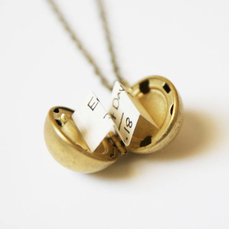 Messing Ball Medaillon | Personalisierte Halskette Geheime Nachricht Locket Geschenke Für Die Hochzeit Benutzerdefinierte Schmuck von peachtreelane