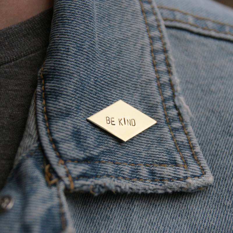 Sei Kind Messing Pin | Freundlichkeit Schmuck Zählt Die Veränderung Verändere Welt Gold Motivierendes Geschenk Muttertag von peachtreelane