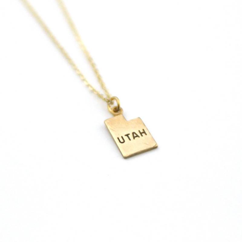 Utah State Name Halskette | Umzugsgeschenk Bester Freund Zustand Liebe Messing Schmuck Hergestellt in Den Usa Andenken Geschenk Heimatland Utah State Name Halskette | Umzugsgeschenk Bester Freund Zustand Liebe Messing Schmuck Hergestellt in Den Usa Andenken Geschenk Heimatland von peachtreelane