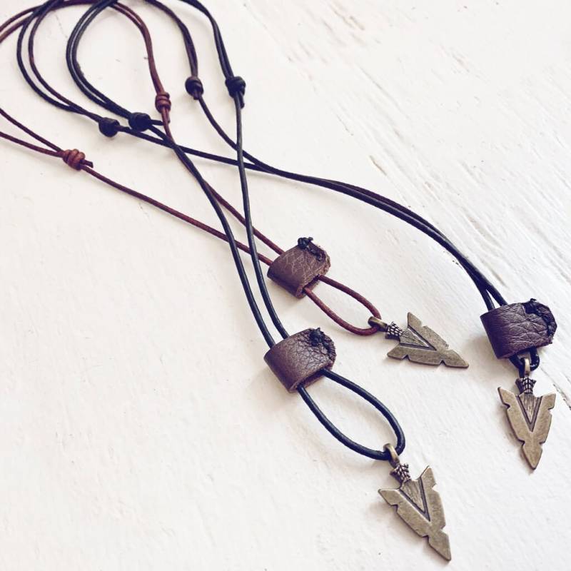 Beunruhigt Leder Pfeilspitze Halskette Surfer Skate Style von peacockandlime