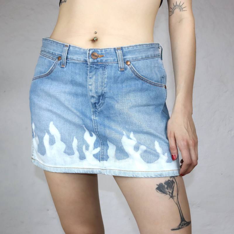 Vintage Reworked Upcycled Wrangler Jeansrock Flammen W31 von peakofvintage