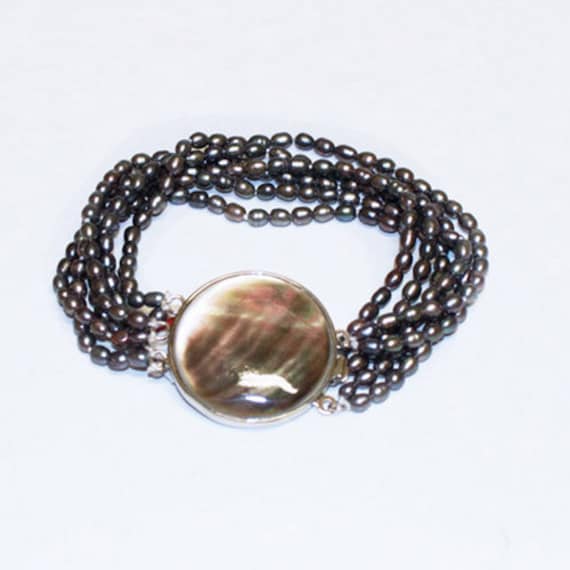 Perle Armband - Eine Schwarze Samen Perlen Mit Mutter Von Tahiti Verschluss von pearlbyiris