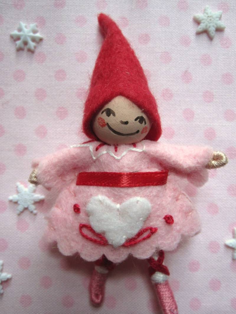 Be Mine Art Doll Anstecker in Rot Valentinstag Pin Pixie Brosche Miniatur Figur Anstecknadel Herzausschnitt Handgemachte Puppe von peasoup