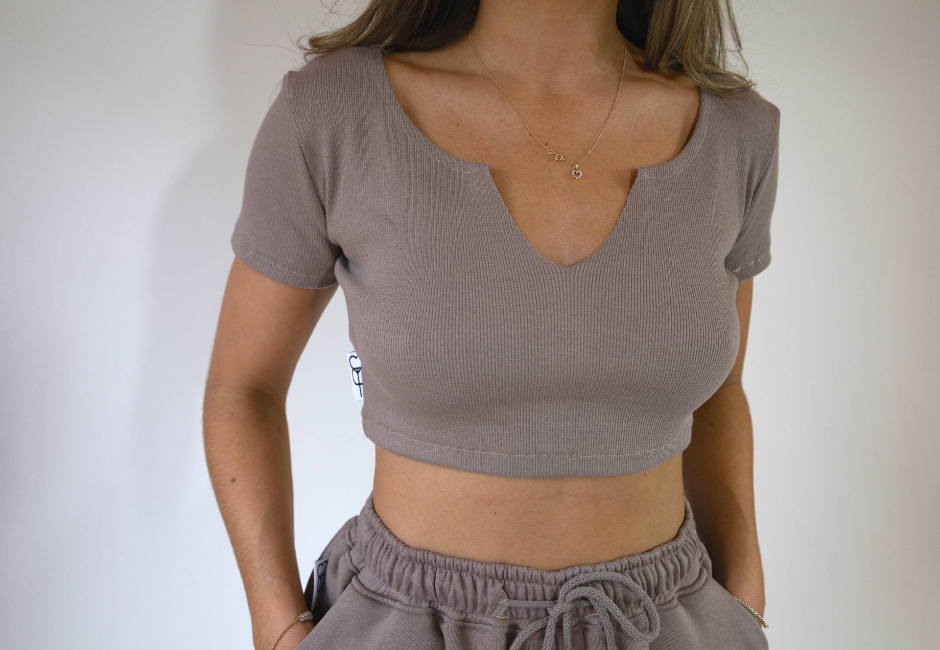 Taupe Geripptes Crop Top Kurzarm von peastreetshop