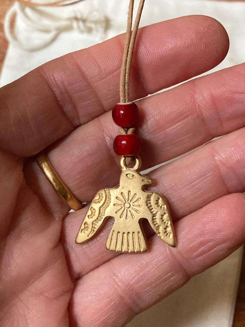 Thunderbird Halskette - Goldener Donnervogel An Naturfarbener Lederkette Mit Roten Perlen von pekelos