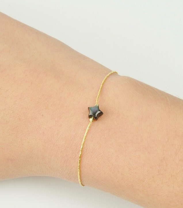 Sehr Feines 24 Karat Vergoldetes Armband Mit Grauem Perlmuttstern Sehr Feines 24 Karat Vergoldetes Armband Mit Grauem Perlmuttstern von pelemelestrasbourg