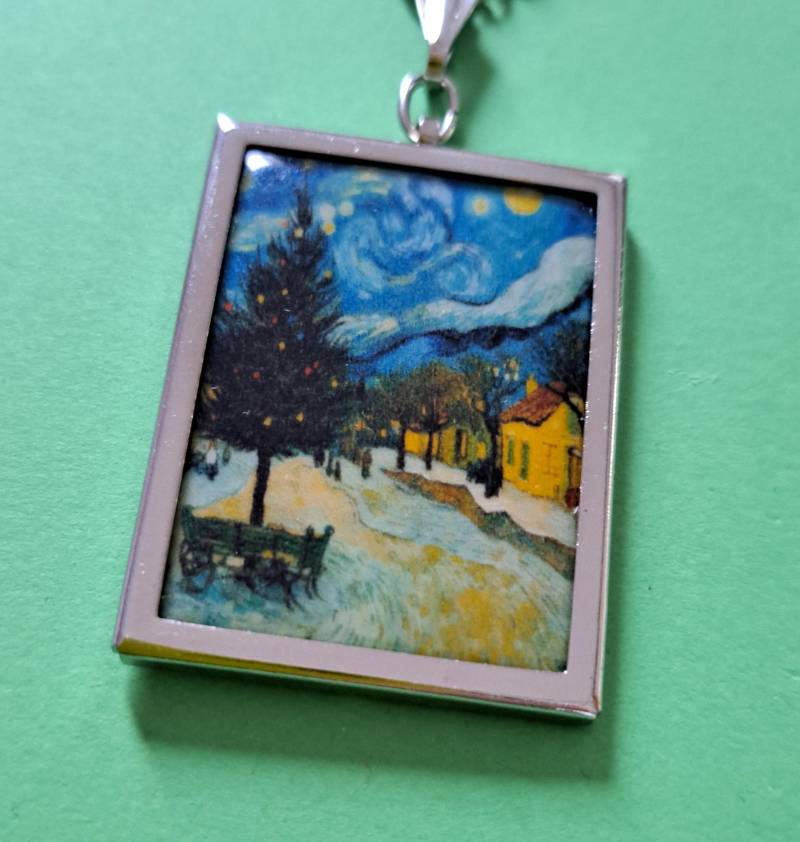 Schöner Silberfarbener Anhänger Mit Weihnachtsmotiv Und Halskette von pendantsio