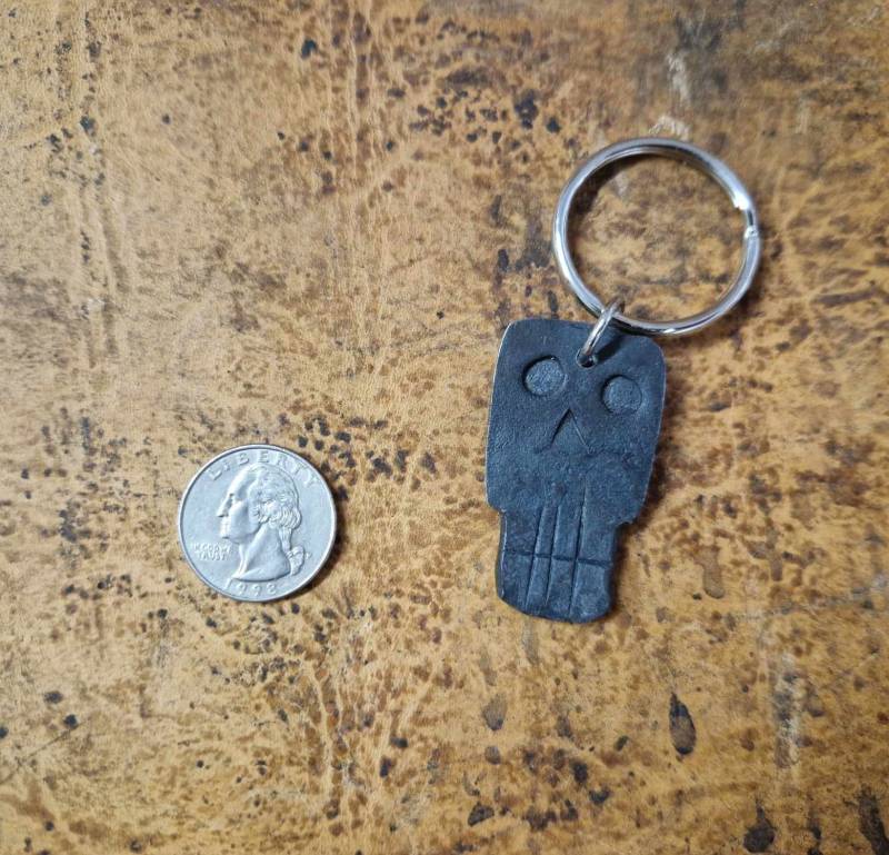 Handgeschmiedeter Skull Schlüsselanhänger von penfieldforge