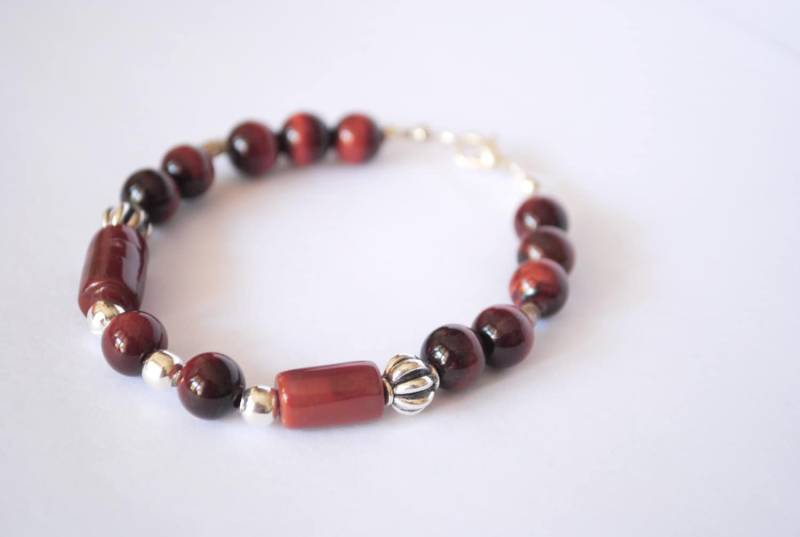 Handgefertigtes Tigerauge Und Rotes Achat Armband Mit Versilberten Perlen von penny1881