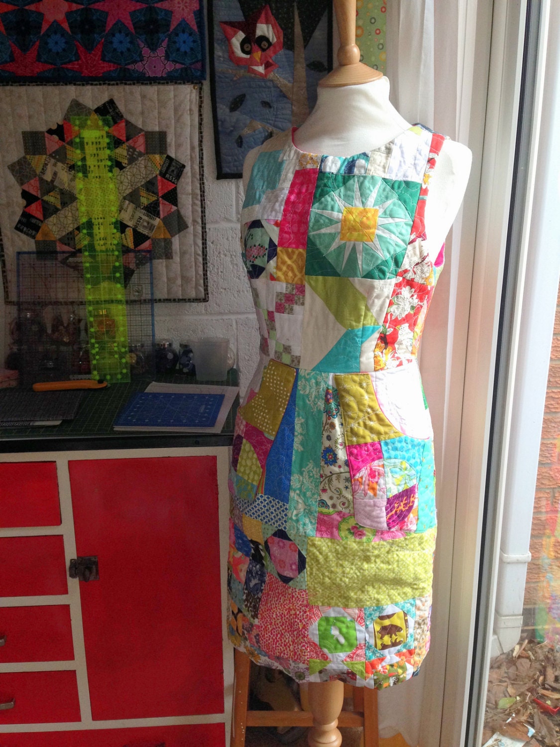Junk in Der Trunk Kleid - Ein Von Einer Art Patchwork Und Gesteppt Gefüttert Größe 8 Uk, 4 Us Junk in Der Trunk Kleid - Ein Von Einer Art Patchwork Und Gesteppt Gefüttert Größe 8 Uk, 4 Us von pennydogpatchwork