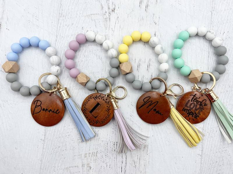 Silikonperlen Schlüsselanhänger Armband, Custom Holz Mit Gravur Holzscheibe Und Quaste, Boho Armreif Personalisierte von pennylanecreative
