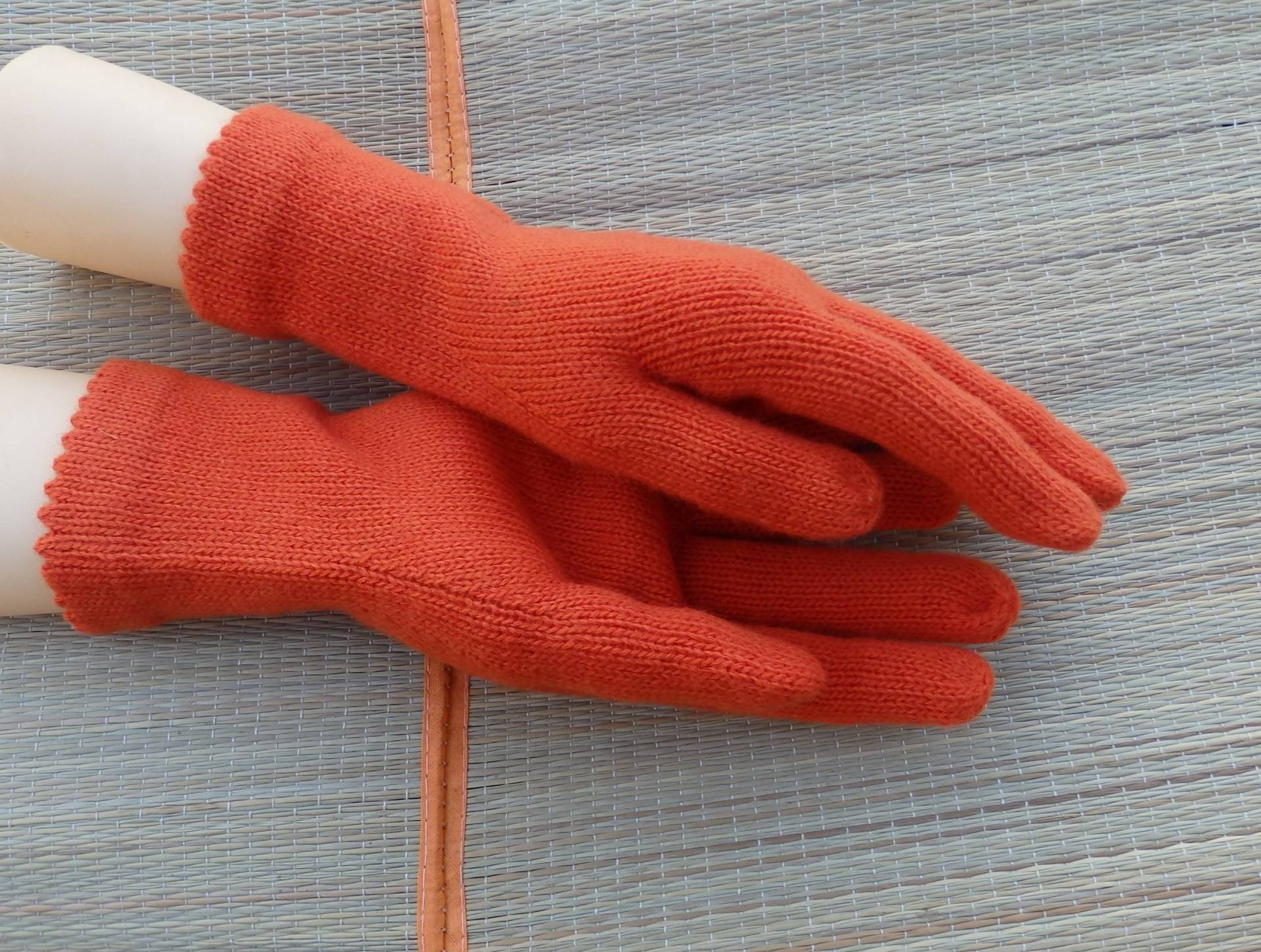 Gestrickte Warme Orange Winterhandschuhe Aus Merinowolle Für Frauen, Armstulpen von peonijahandmadeshop