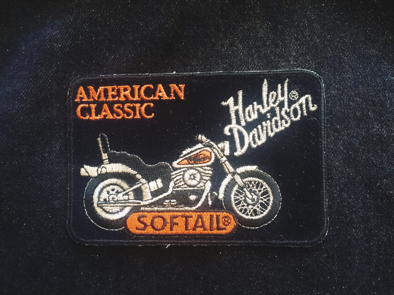 Harley Davidson „American Classic Softail" Gewebter Vintage-Aufnäher Harley Davidson „American Classic Softail" Gewebter Vintage-Aufnäher von perdonavidas