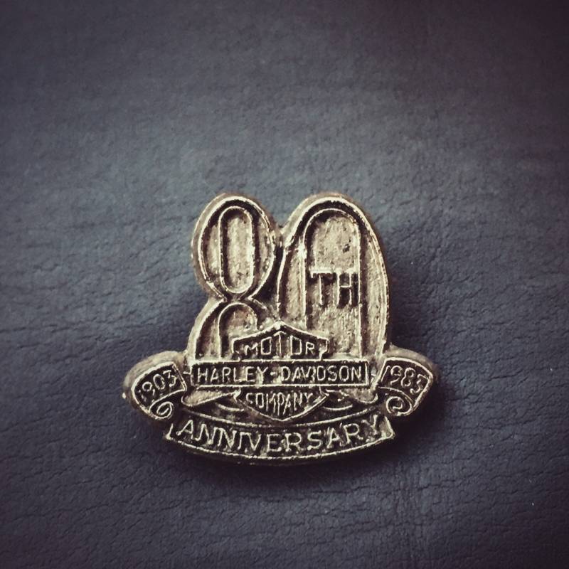 Harley Davidson Vintage-Zinn-Anstecknadel „80. Jubiläum" Harley Davidson Vintage-Zinn-Anstecknadel „80. Jubiläum" von perdonavidas