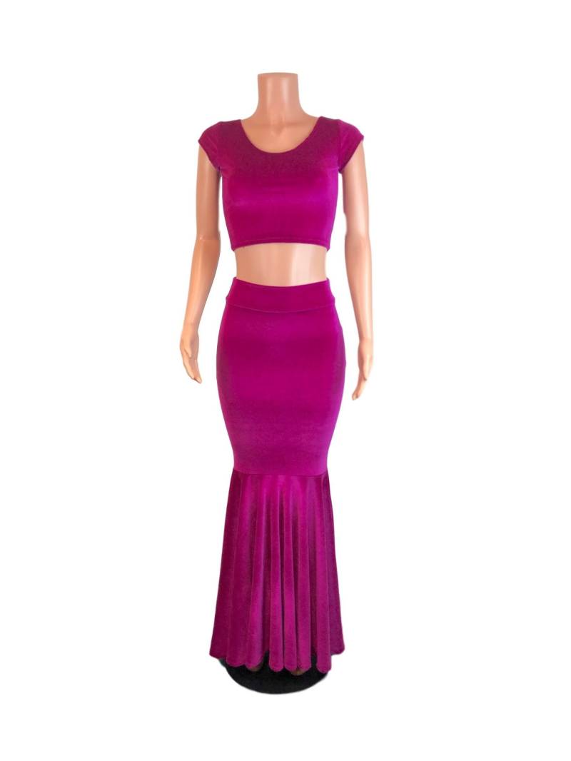 Fuchsia Pink Samt Outfit - Mermaid Long Fit Und Flare High Waisted Maxi Rock Flügelärmel Crop Top von peridotcloth