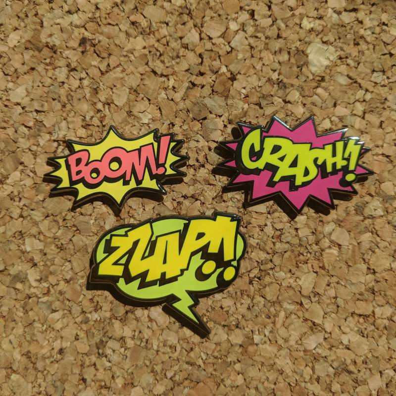 Onomatopoeia Drei Emaille Pin Set von periwinkelle