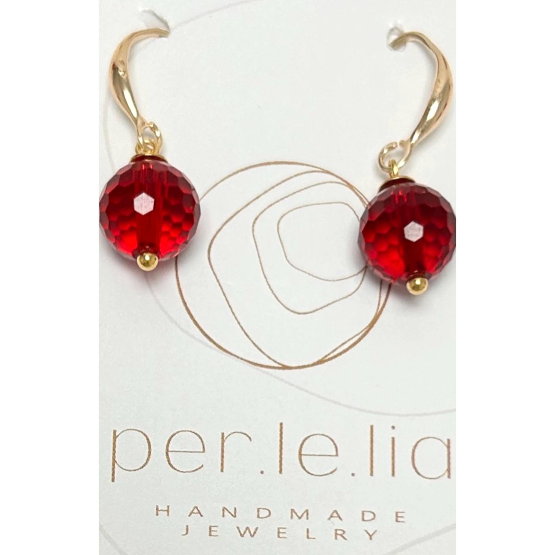 Rote Ohrringe Schöne Farbe Strahlend Und Fein. Geschenk Idee Rote Ohrringe Schöne Farbe Strahlend Und Fein. Geschenk Idee von perlelia