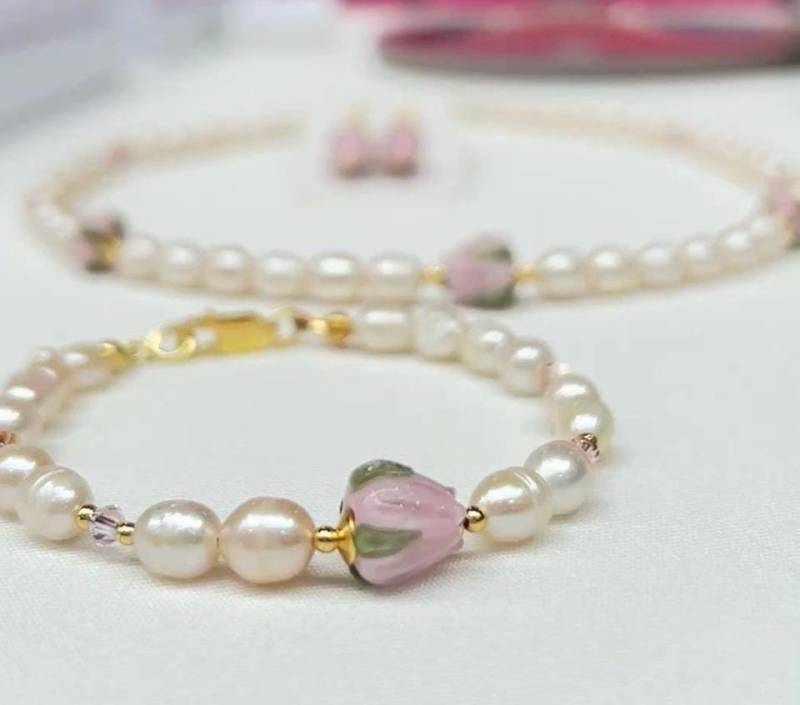 Süßwasserperlen Kette Und Lampwork Glas Rosenknospen. Muttertag Geschen von perlelia
