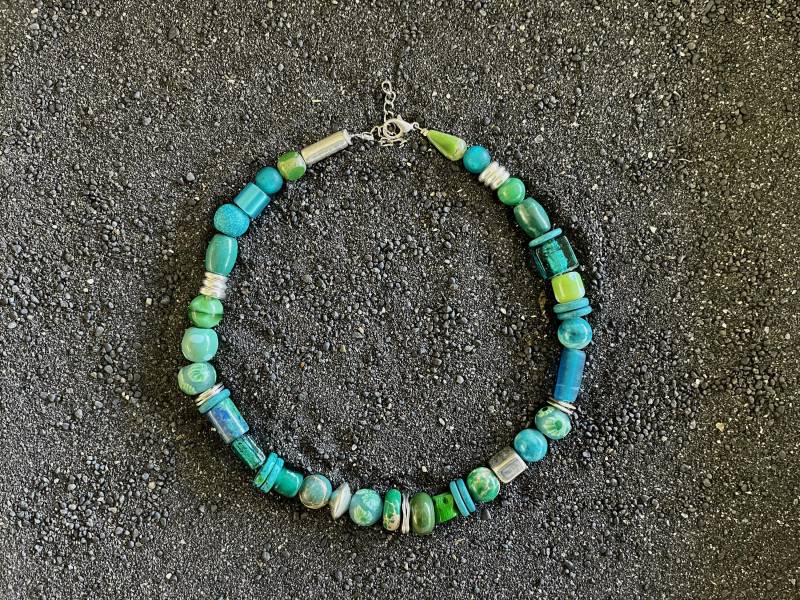 Kurze, Kräftige Perlenkette Für Frauen in Türkis. Designerkette. Edle Perlen Türkis Und Einige Silberne Perlen. Kette Tiefseezauber Kurze, Kräftige Perlenkette Für Frauen in Türkis. Designerkette. Edle Perlen Türkis Und Einige Silberne Perlen. Kette Tiefseezauber von perlenampULLs