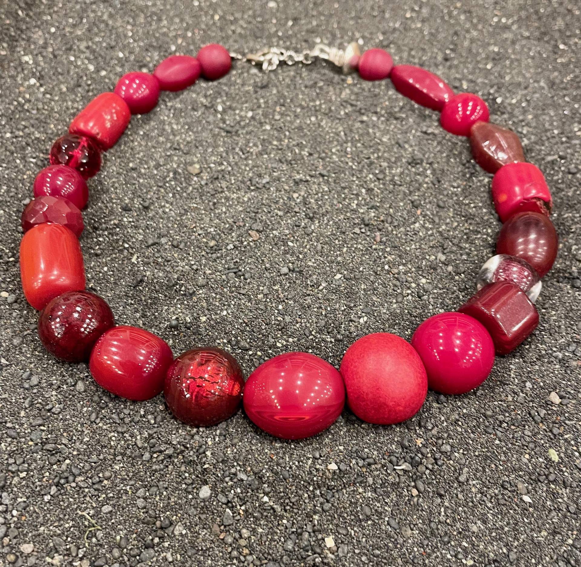 Kurze Halskette. Chunky. Designerkette. Statementkette Für Frauen in Dunklem Rot Mit Edlen Perlen Materialmix. Kette Kräftiger Rotwein Kurze Halskette. Chunky. Designerkette. Statementkette Für Frauen in Dunklem Rot Mit Edlen Perlen Materialmix. Kette Kräftiger Rotwein von perlenampULLs