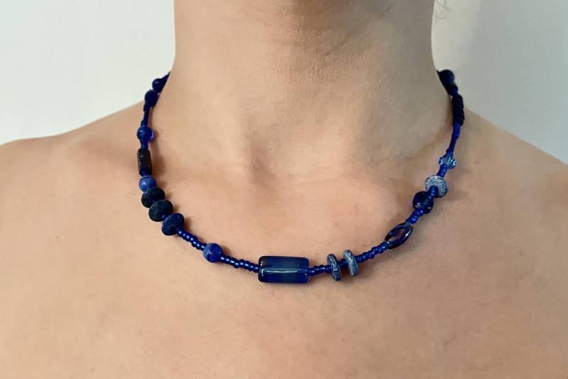 Zierliche, Kurze, Blaue Designerkette Für Frauen, Perlenkette, Verlängerungskettchen Oder Magnetverschluss. Kette Lapis La Zierliche, Kurze, Blaue Designerkette Für Frauen, Perlenkette, Verlängerungskettchen Oder Magnetverschluss. Kette Lapis La von perlenampULLs