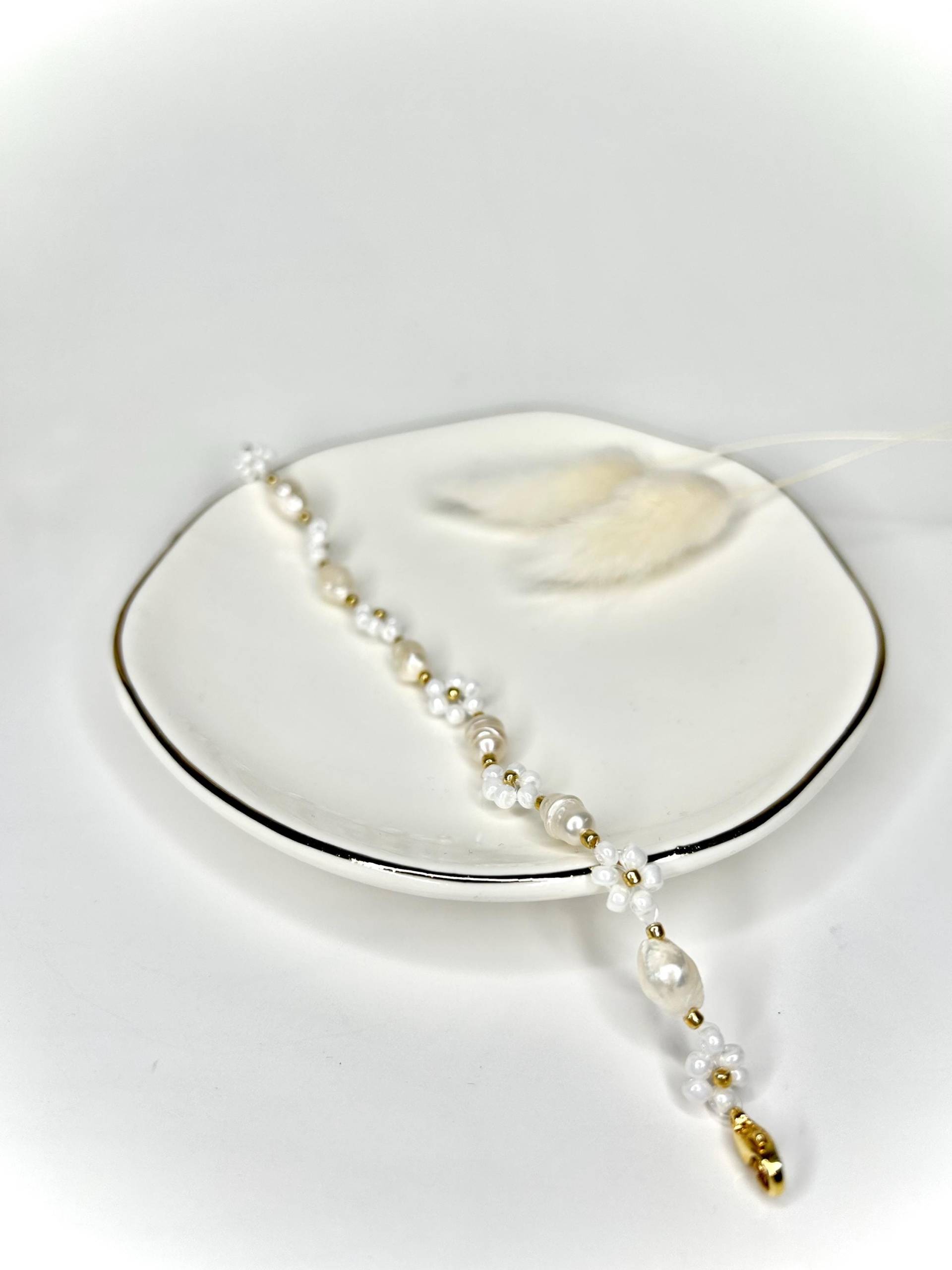 Blumenarmband Mit Süßwasserperlen Weiß von perlenmadl