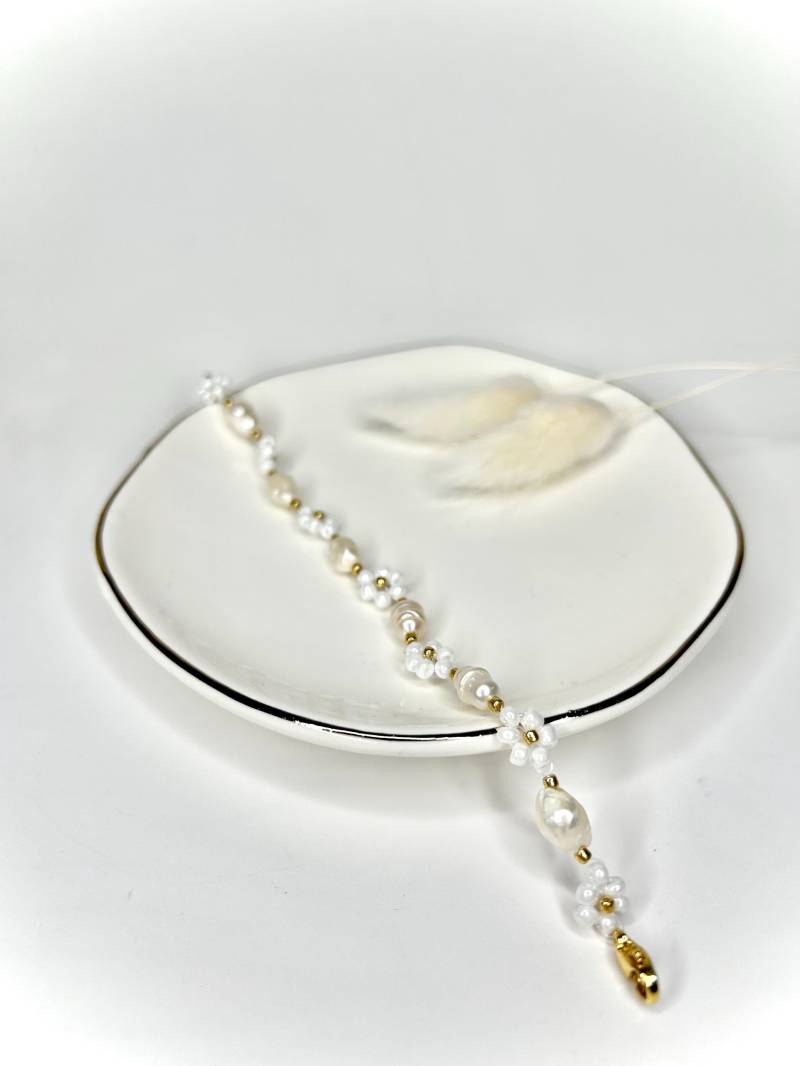 Blumenarmband Mit Süßwasserperlen Weiß Blumenarmband Mit Süßwasserperlen Weiß von perlenmadl