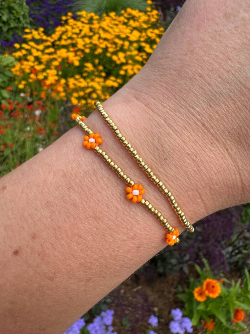 Armband Mit Einzelnen Blümchen von perlenpueppisladen