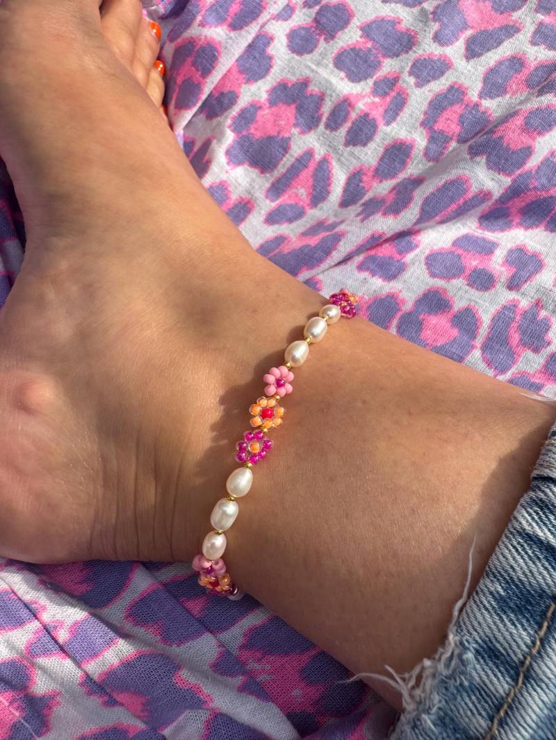 Fußkettchen Aus Blümchen Mit Süßwasserperlen von perlenpueppisladen
