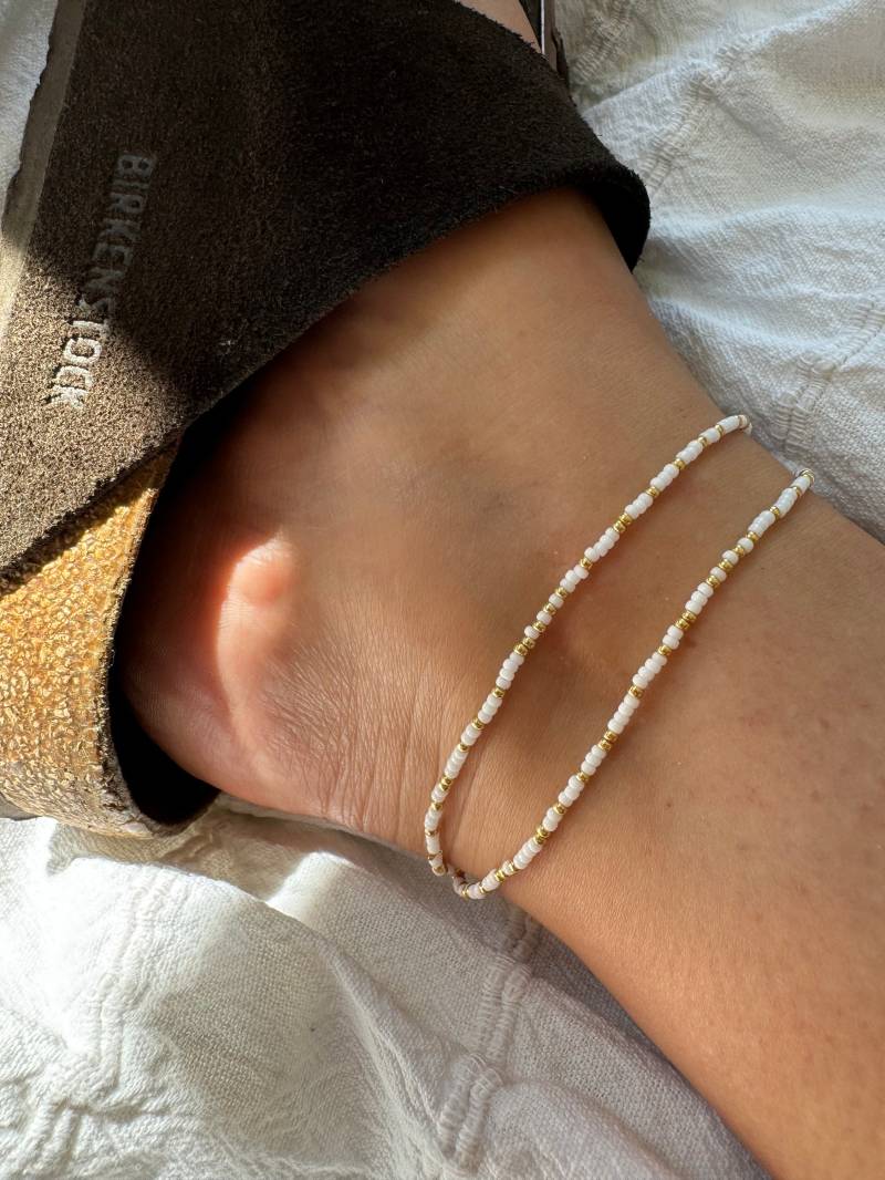 Fußkettchen Mit Weißen Und Goldenen Perlen von perlenpueppisladen