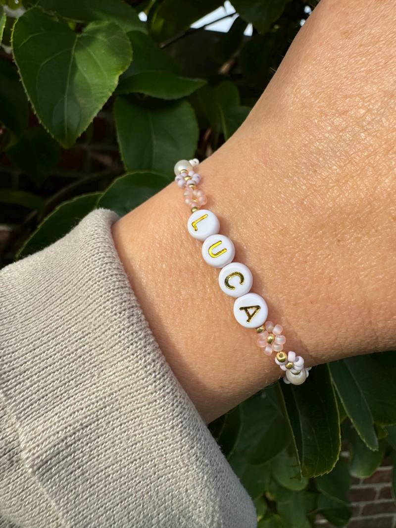 Personalisiertes Blümchenarmband Mit Süßwasserperlen von perlenpueppisladen