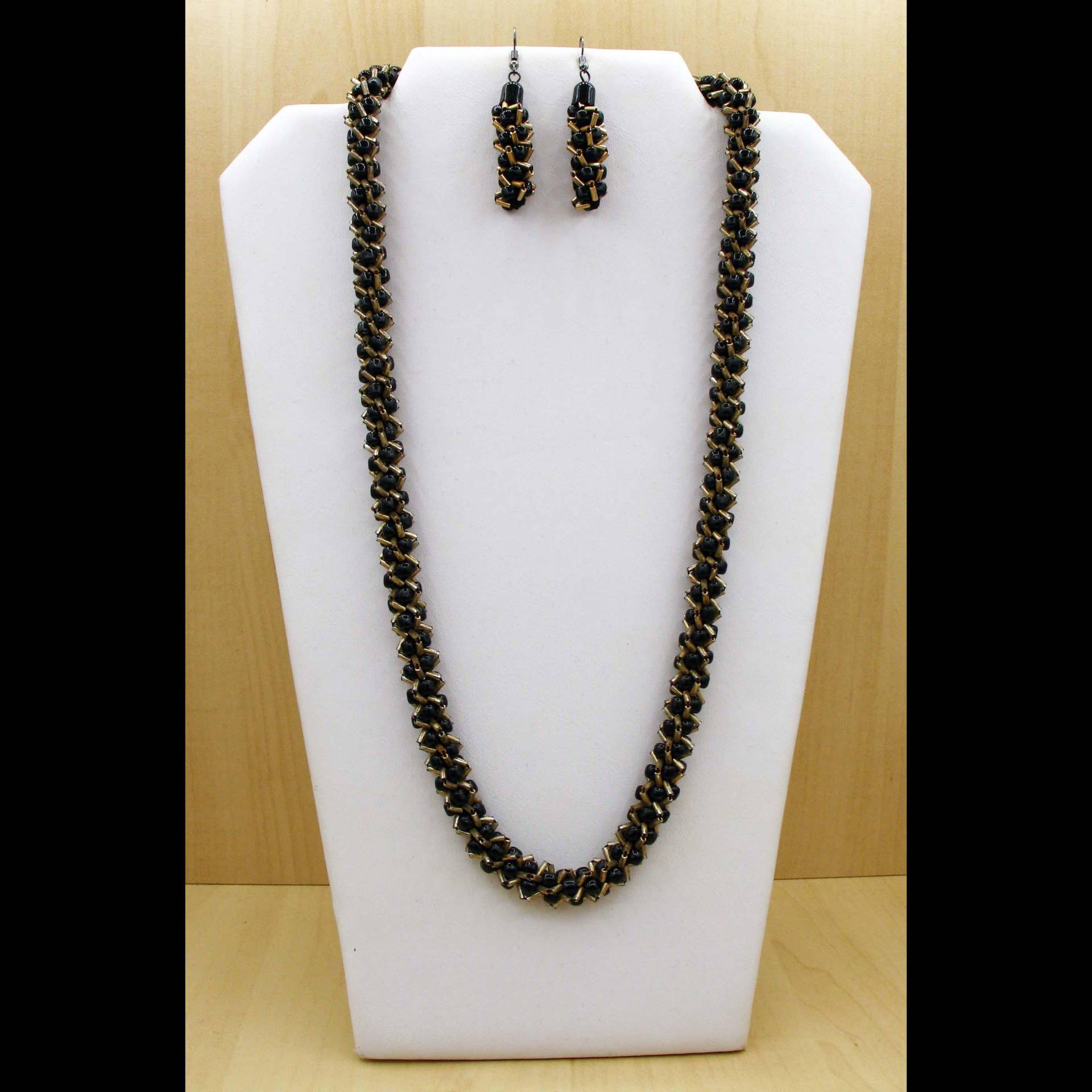 Gehäkeltes Schmuckset - Schwarz-Gold Gehäkeltes Schmuckset - Schwarz-Gold von perlenschmuckdesign