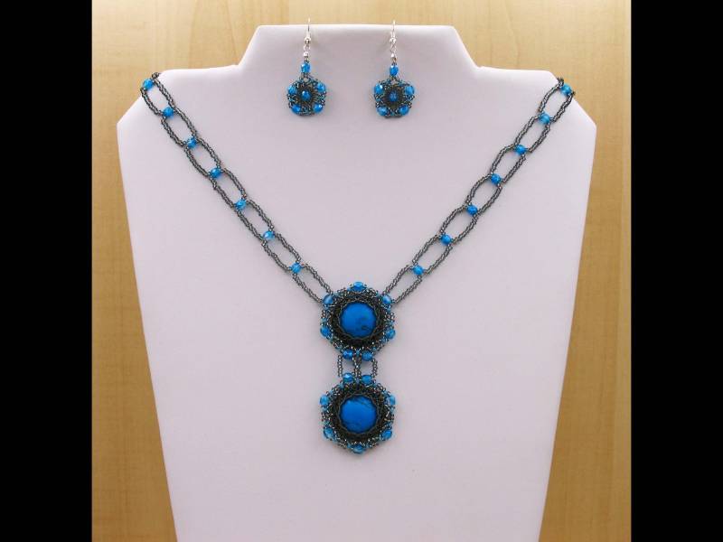 Schmuckset Mit 2 Türkis-Cabochons; Collier + Ohrringe; Türkis-Grau von perlenschmuckdesign