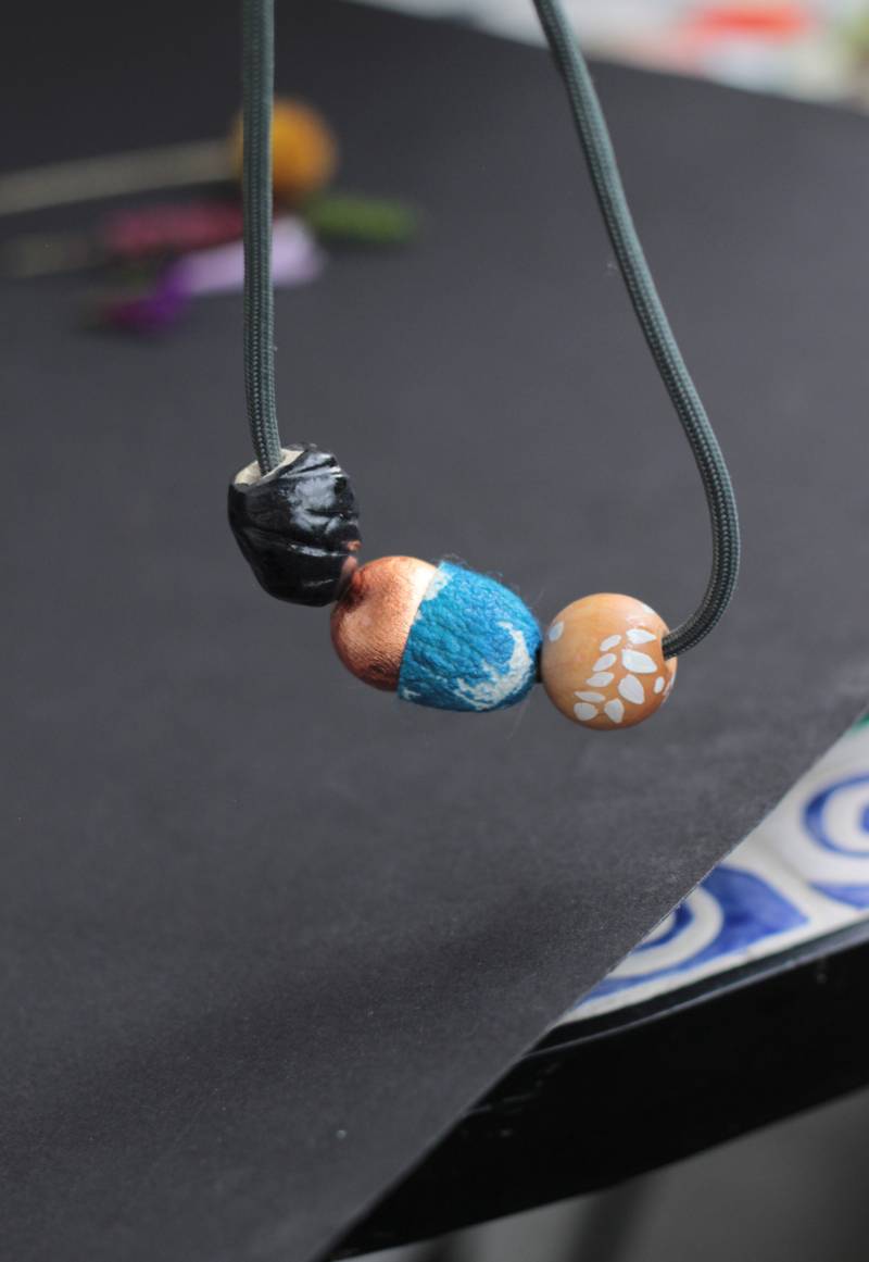 Kette Collier Kugel Cyanotypie 2 Holz Kupfer Perlen Handbemalt Keramik, Einzelstück von perlenvielfalterS